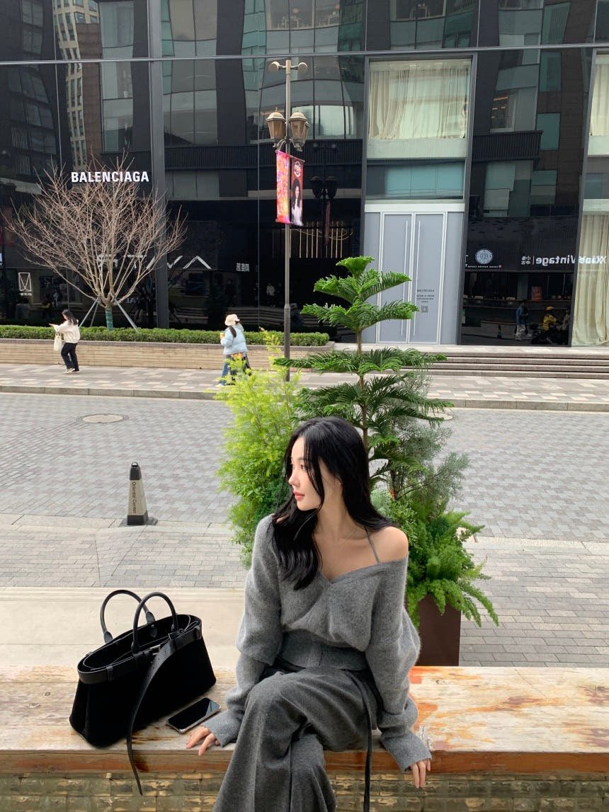 V-neck halter off-shoulder knit top