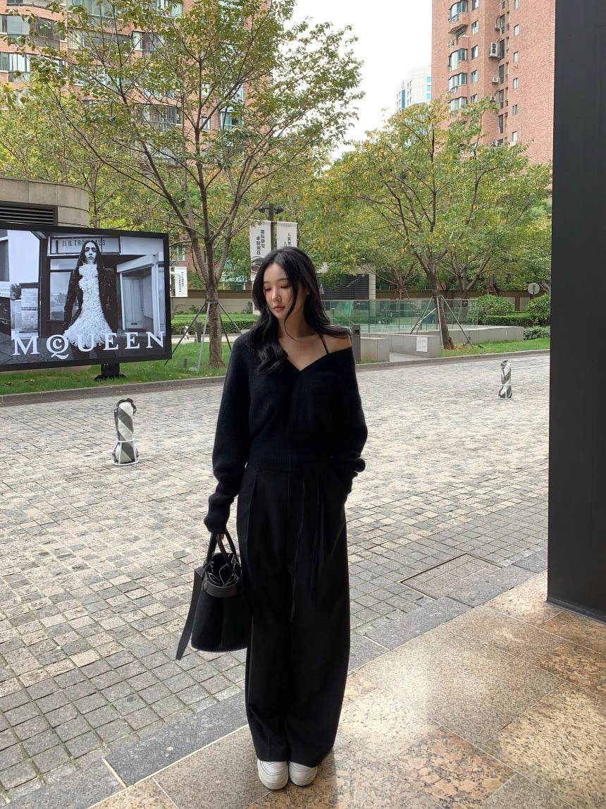 V-neck halter off-shoulder knit top