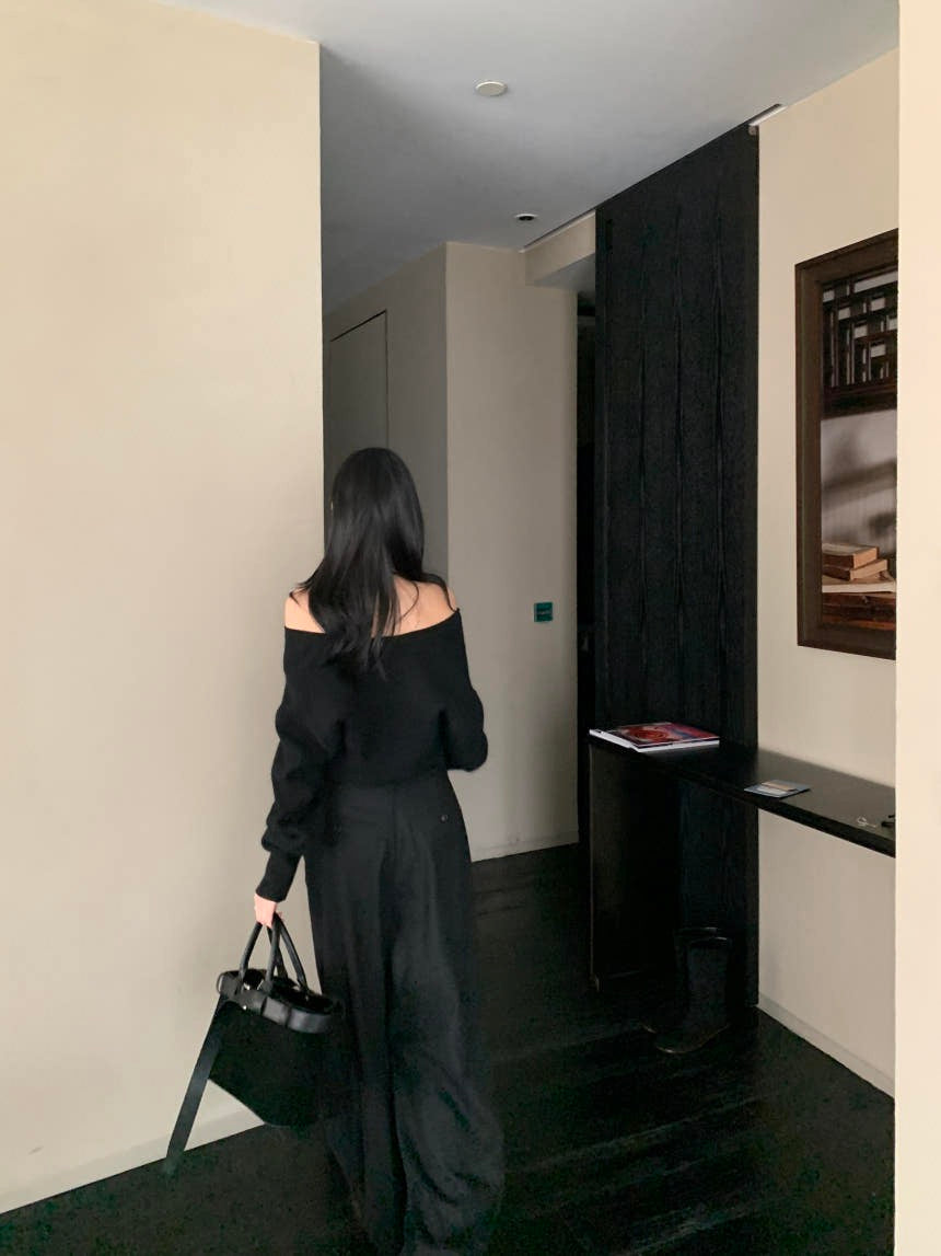 V-neck halter off-shoulder knit top