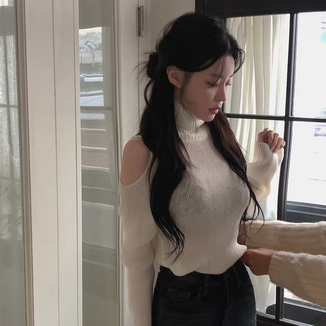 ハイネックオフショルダーロングスリーブセーター