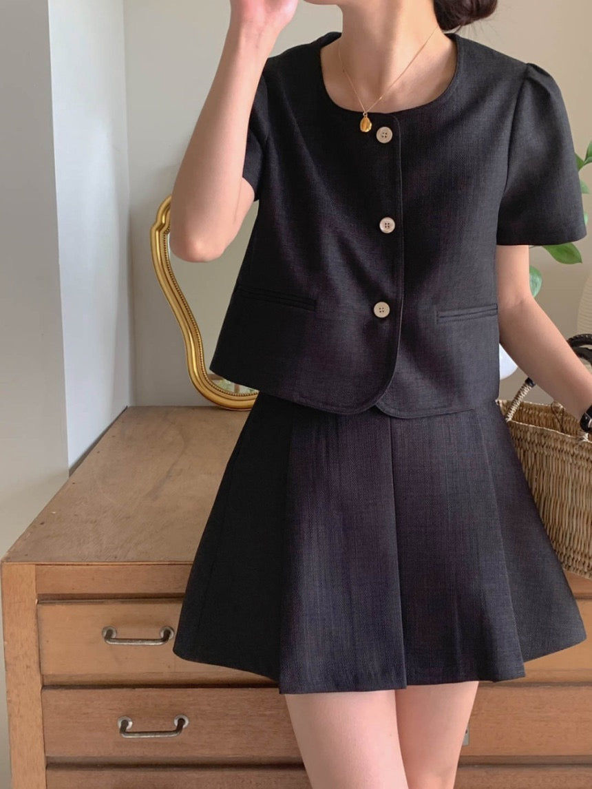 シャネル風のショートトップス＋プリーツスカートセットアップ