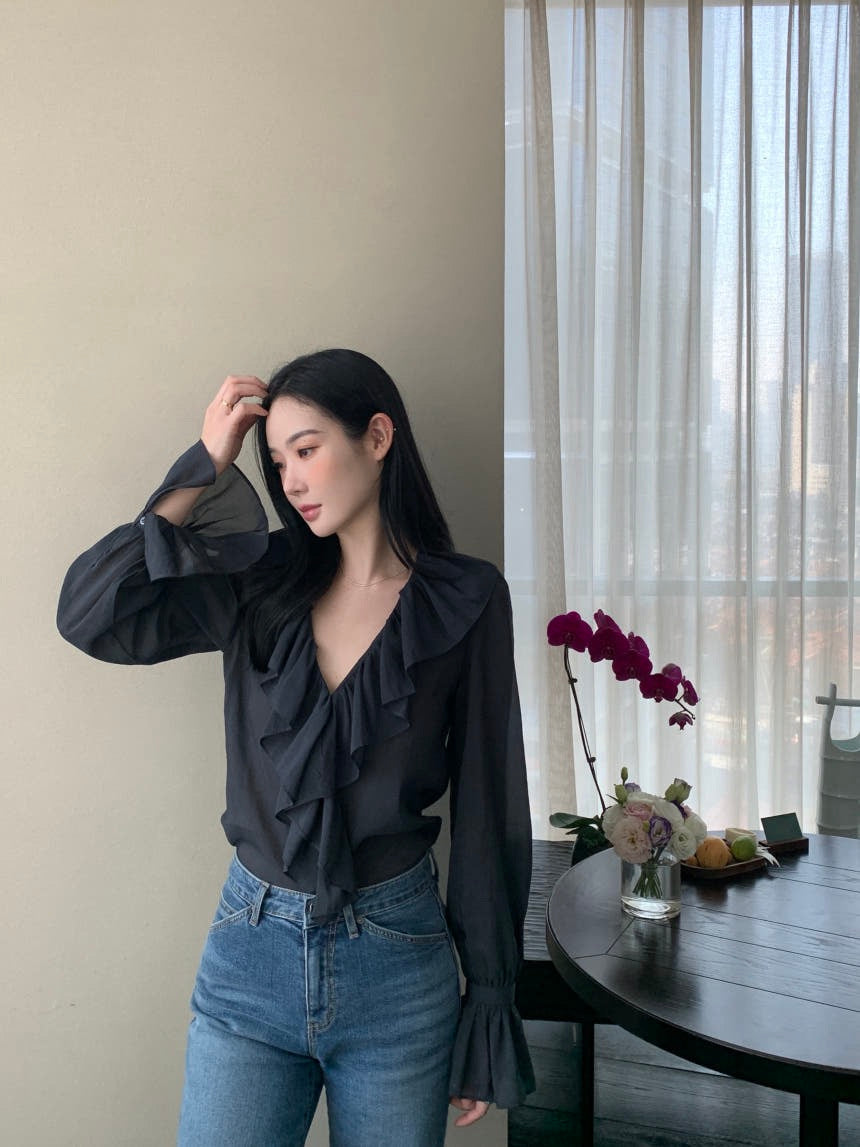 荷葉邊V領喇叭袖恤衫