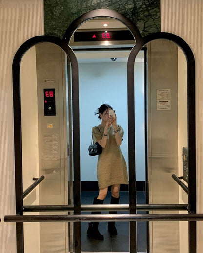 柔らかくゆったりとした半袖ニットワンピース