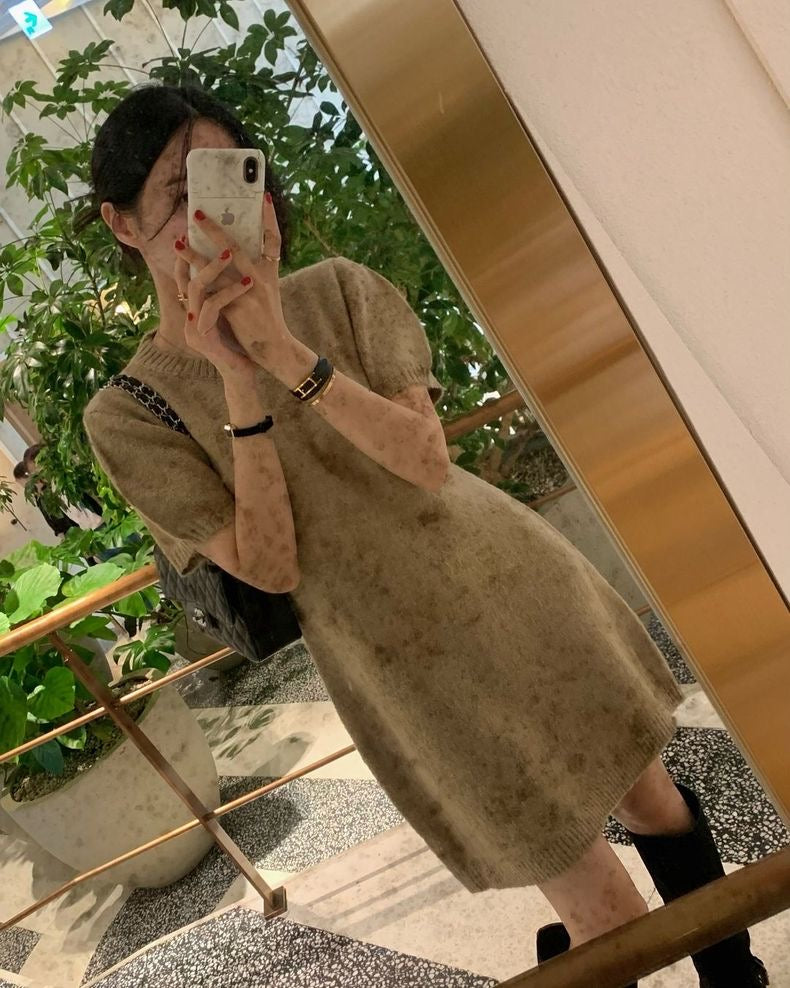 柔らかくゆったりとした半袖ニットワンピース