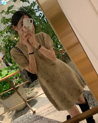 柔らかくゆったりとした半袖ニットワンピース