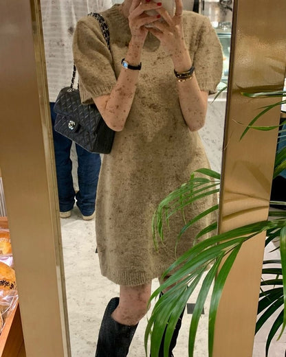 柔らかくゆったりとした半袖ニットワンピース