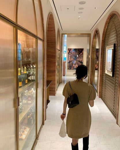 柔らかくゆったりとした半袖ニットワンピース