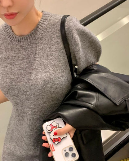 柔らかくゆったりとした半袖ニットワンピース