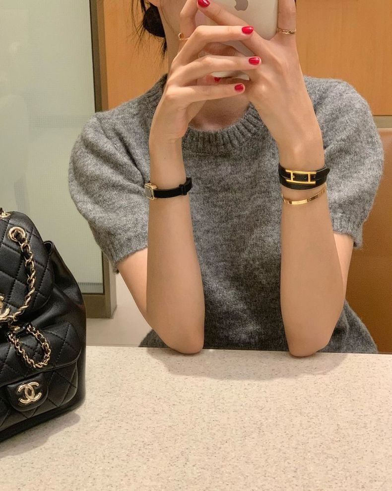 柔らかくゆったりとした半袖ニットワンピース