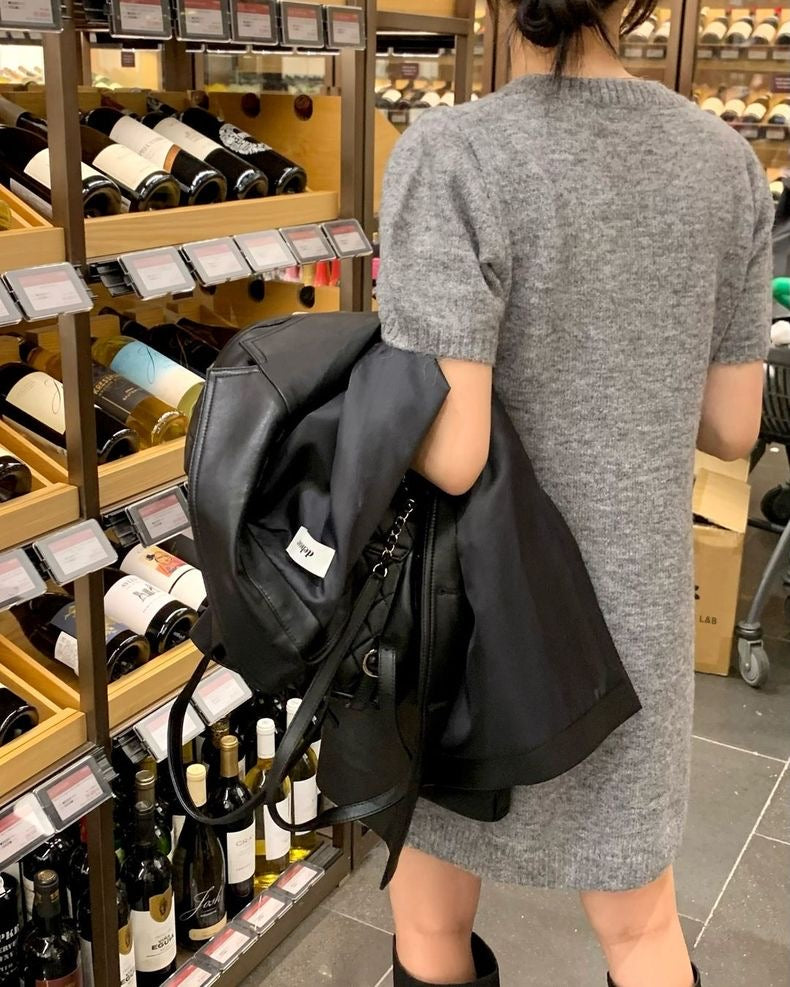 柔らかくゆったりとした半袖ニットワンピース