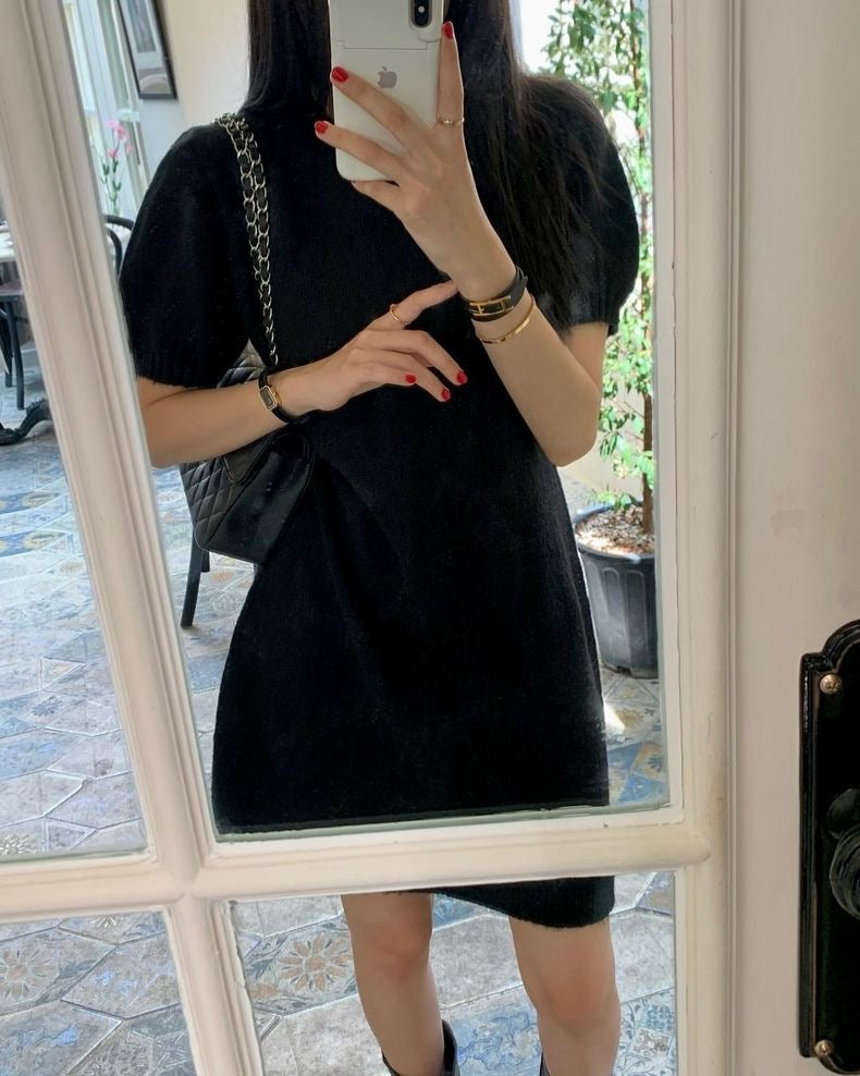 柔らかくゆったりとした半袖ニットワンピース