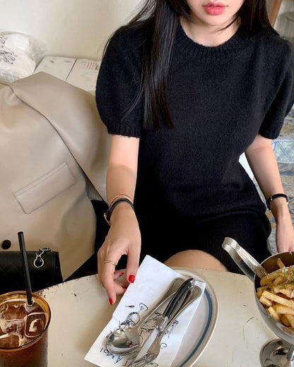 柔らかくゆったりとした半袖ニットワンピース