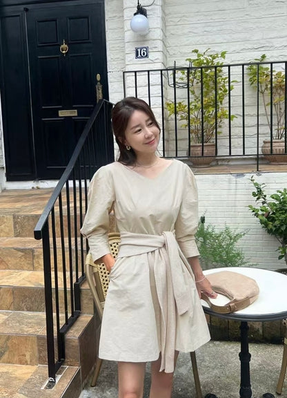 Vネックウエスト絞り七分袖ワンピース