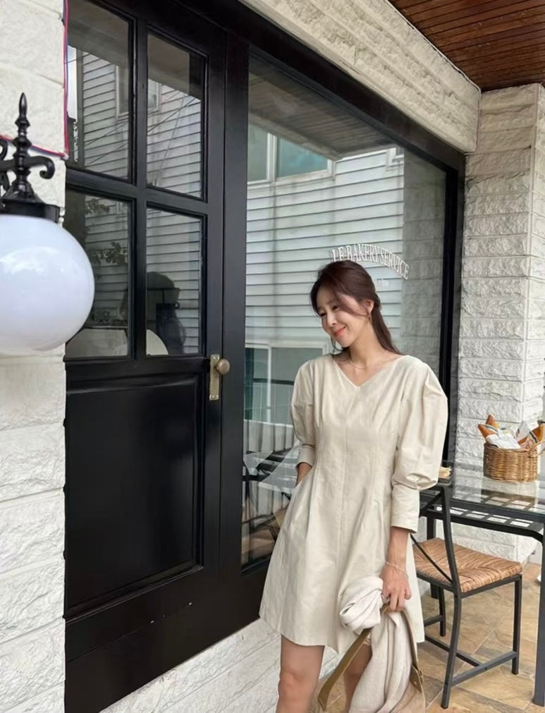 Vネックウエスト絞り七分袖ワンピース