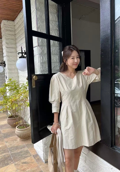 Vネックウエスト絞り七分袖ワンピース