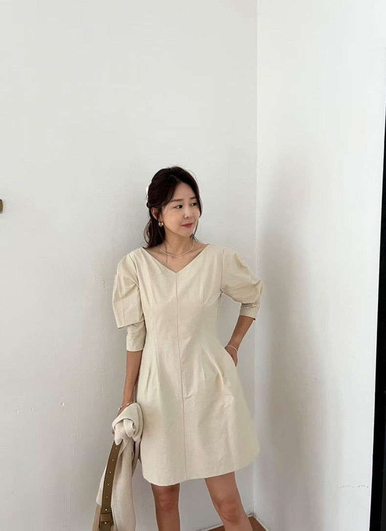 Vネックウエスト絞り七分袖ワンピース