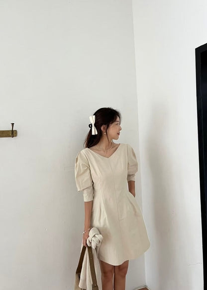 Vネックウエスト絞り七分袖ワンピース