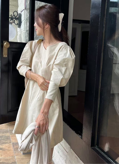 Vネックウエスト絞り七分袖ワンピース