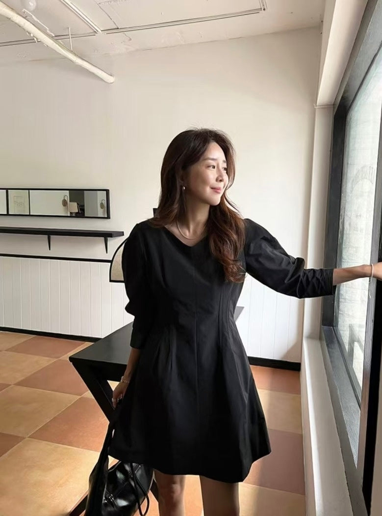 Vネックウエスト絞り七分袖ワンピース