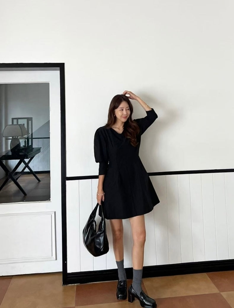 Vネックウエスト絞り七分袖ワンピース