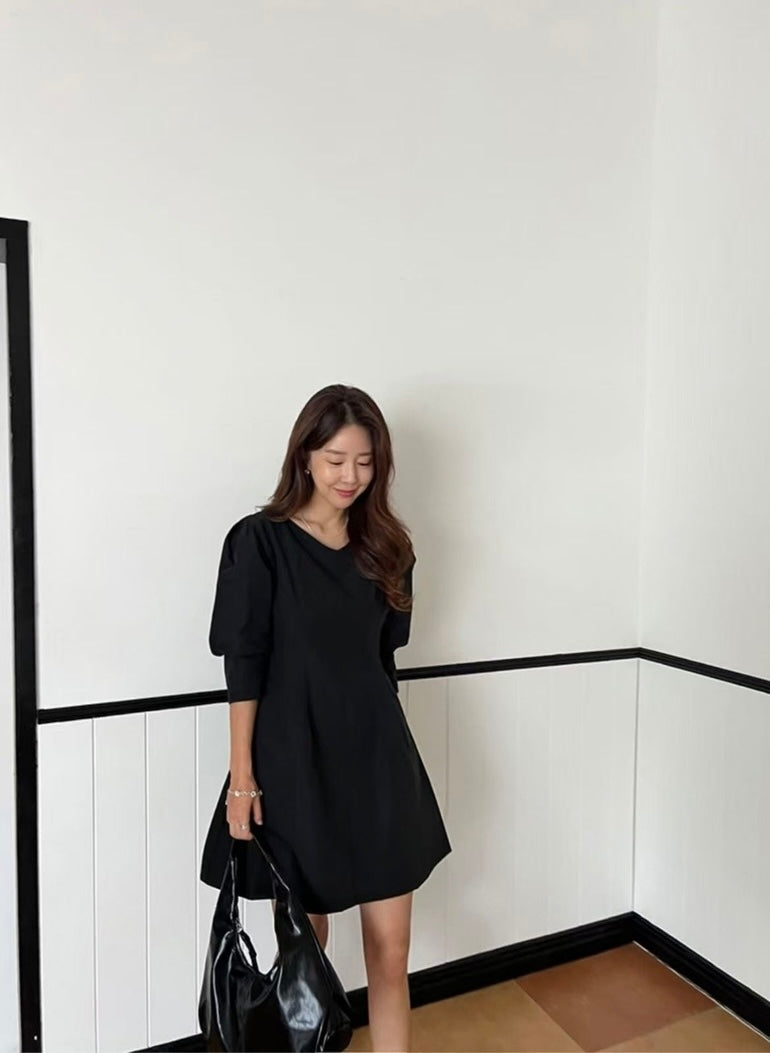 Vネックウエスト絞り七分袖ワンピース