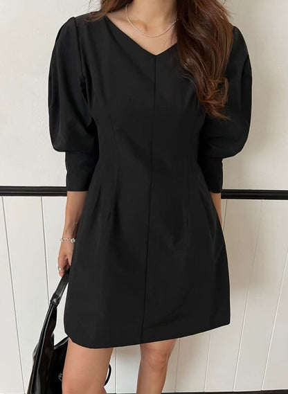 Vネックウエスト絞り七分袖ワンピース