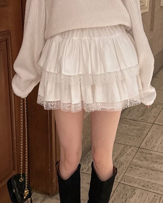 レースのフリルをあしらったティアードスカート