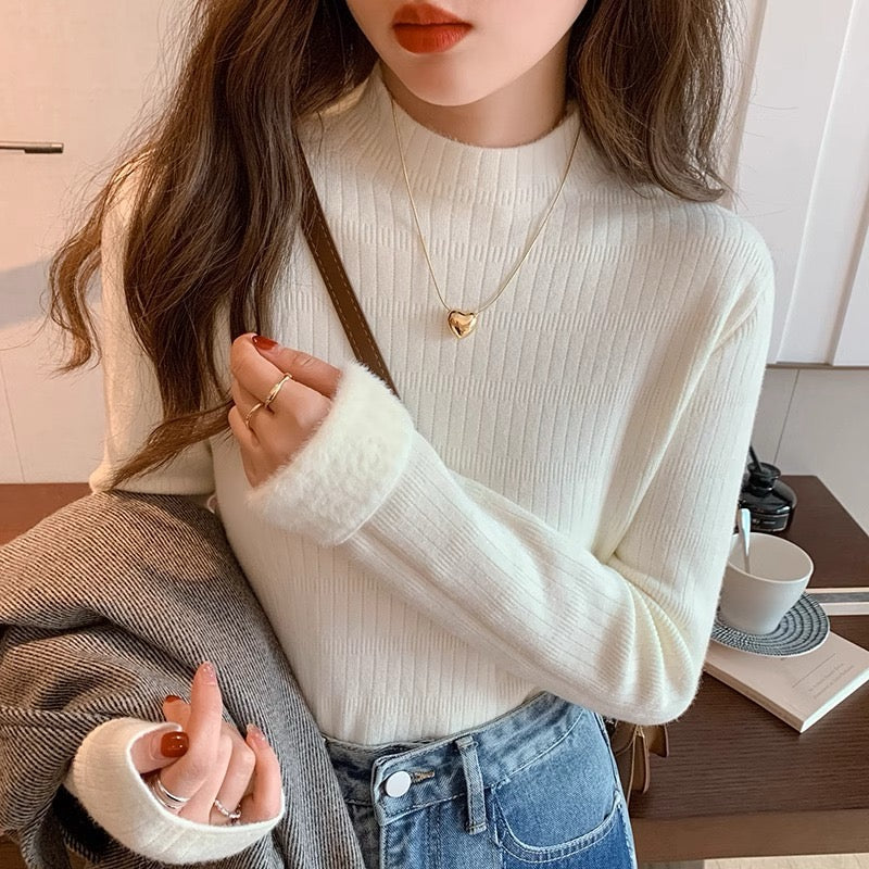 柔らかく暖かい裏起毛ハイネックトップス
