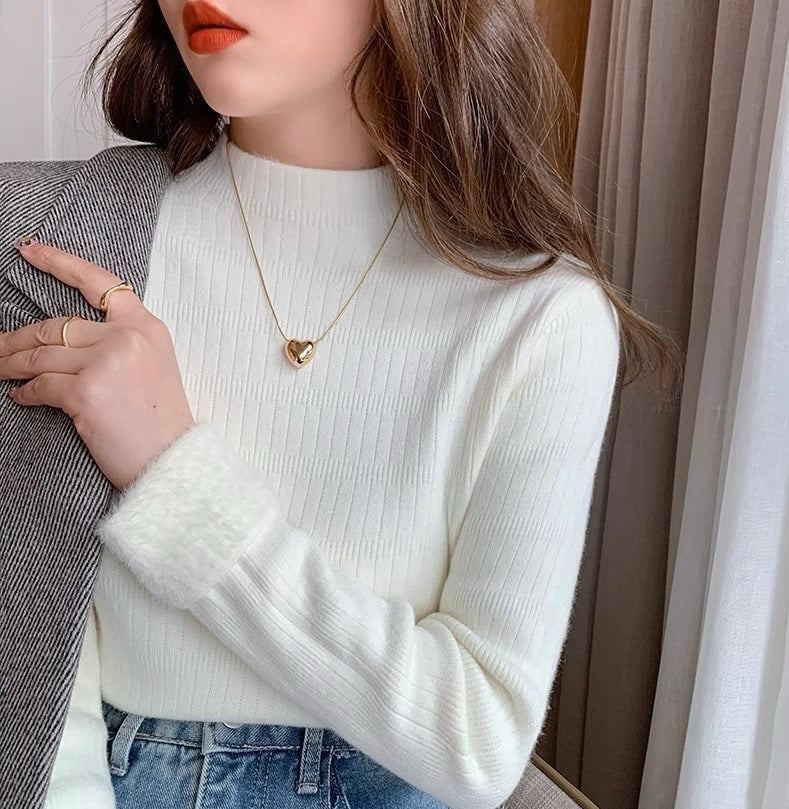 柔らかく暖かい裏起毛ハイネックトップス