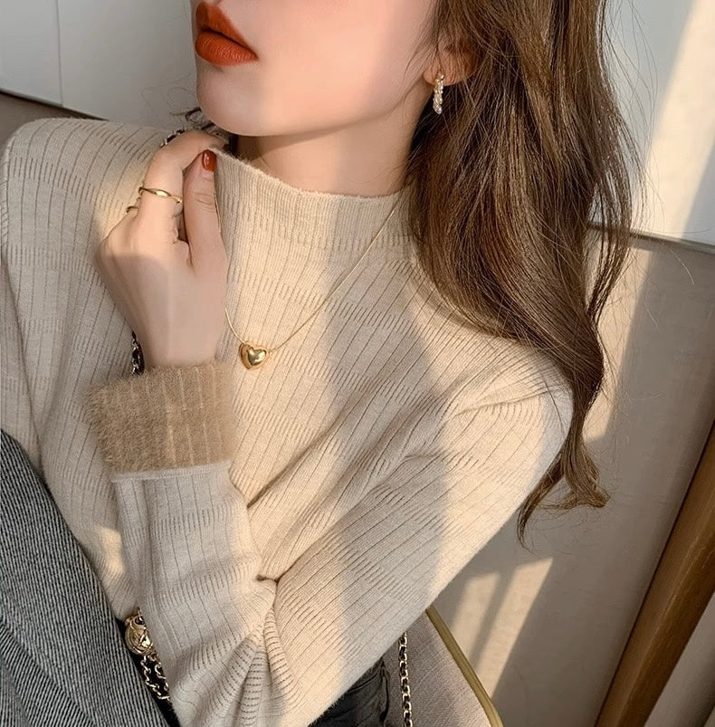 柔らかく暖かい裏起毛ハイネックトップス