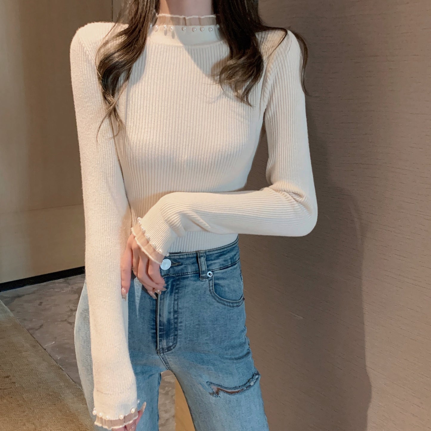 花邊拼接珍珠半高領top