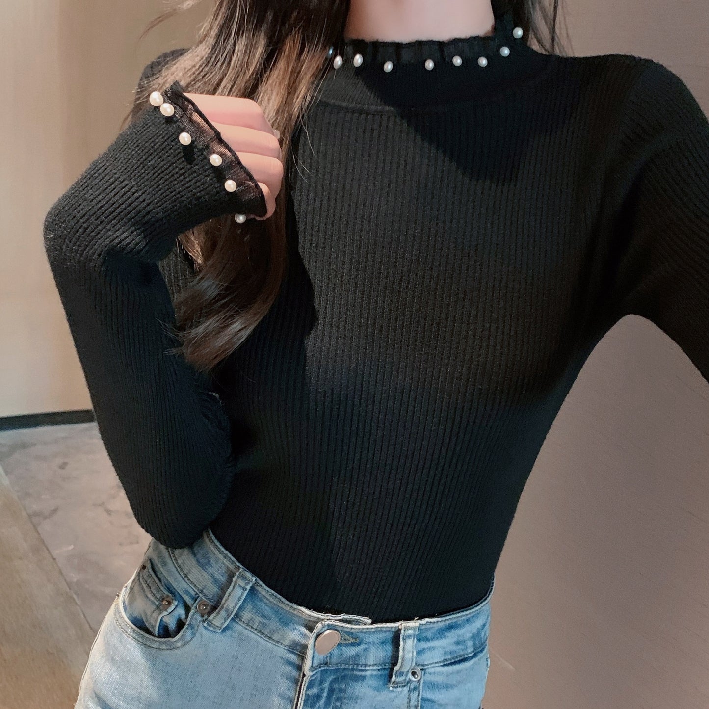 花邊拼接珍珠半高領top