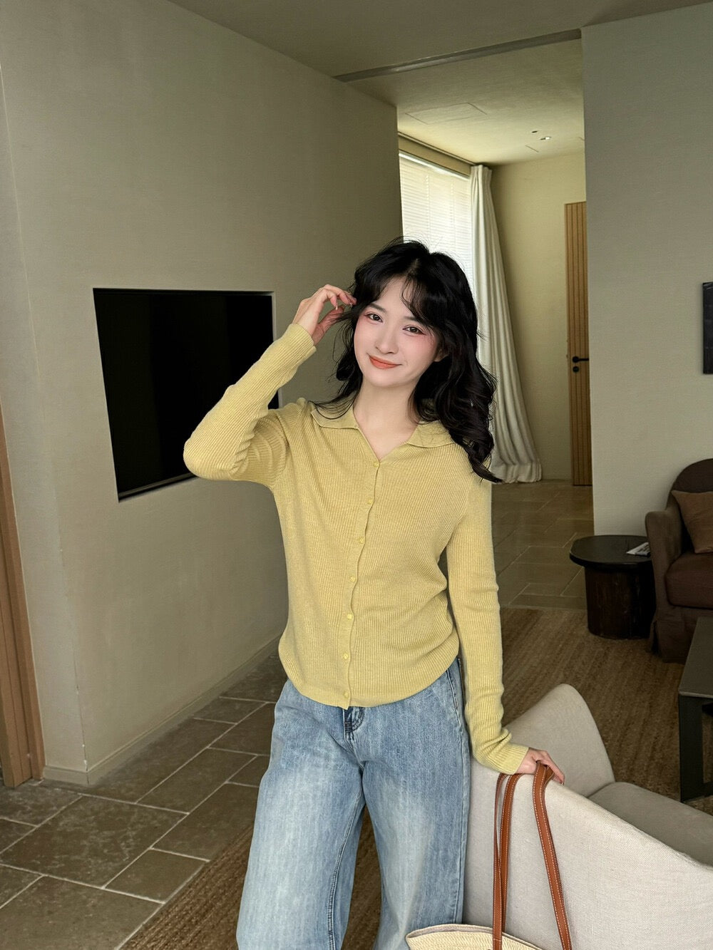 Macaron-colored small V-neck knitted top