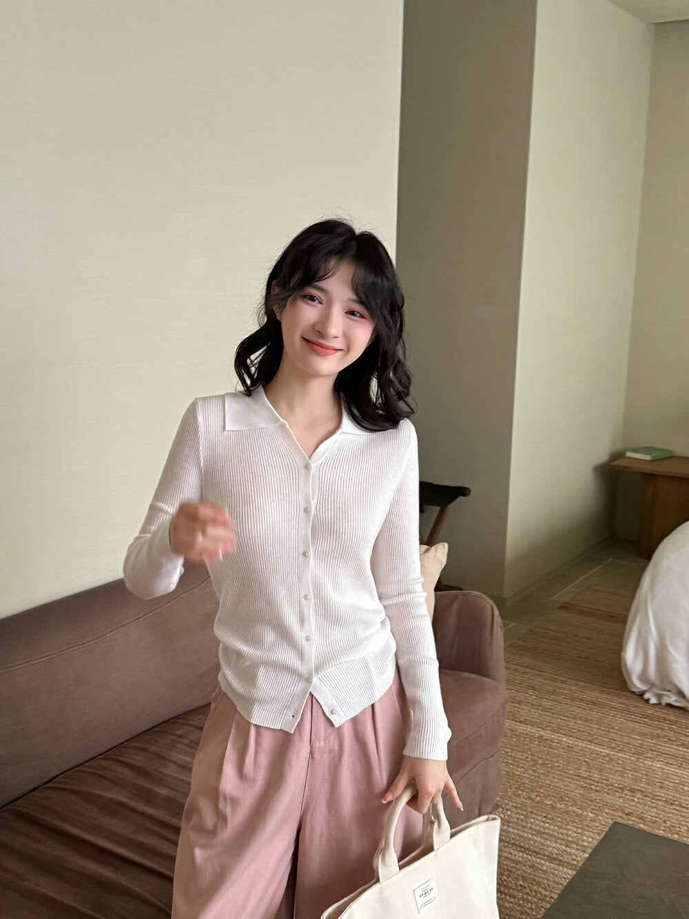 Macaron-colored small V-neck knitted top