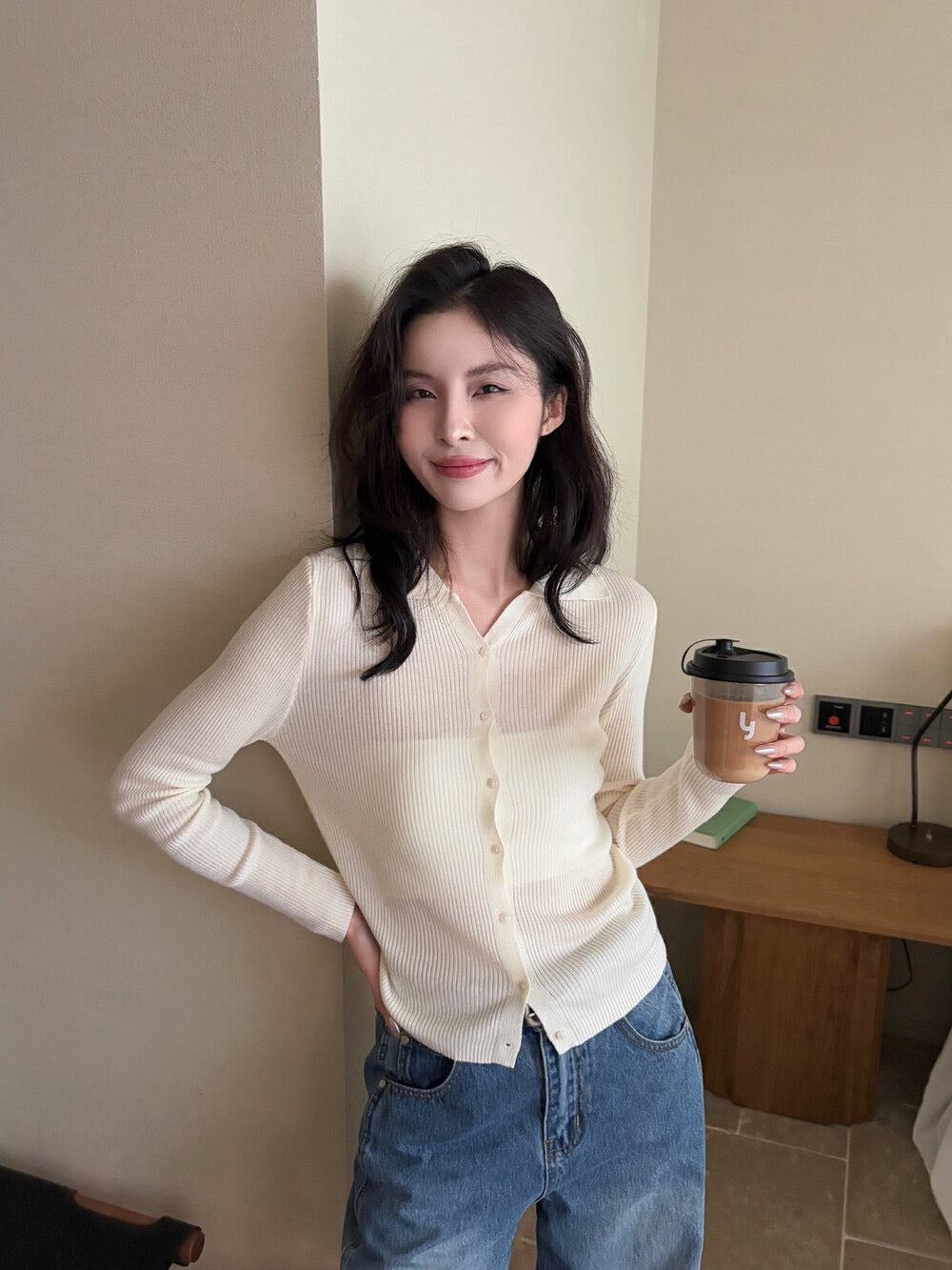 Macaron-colored small V-neck knitted top