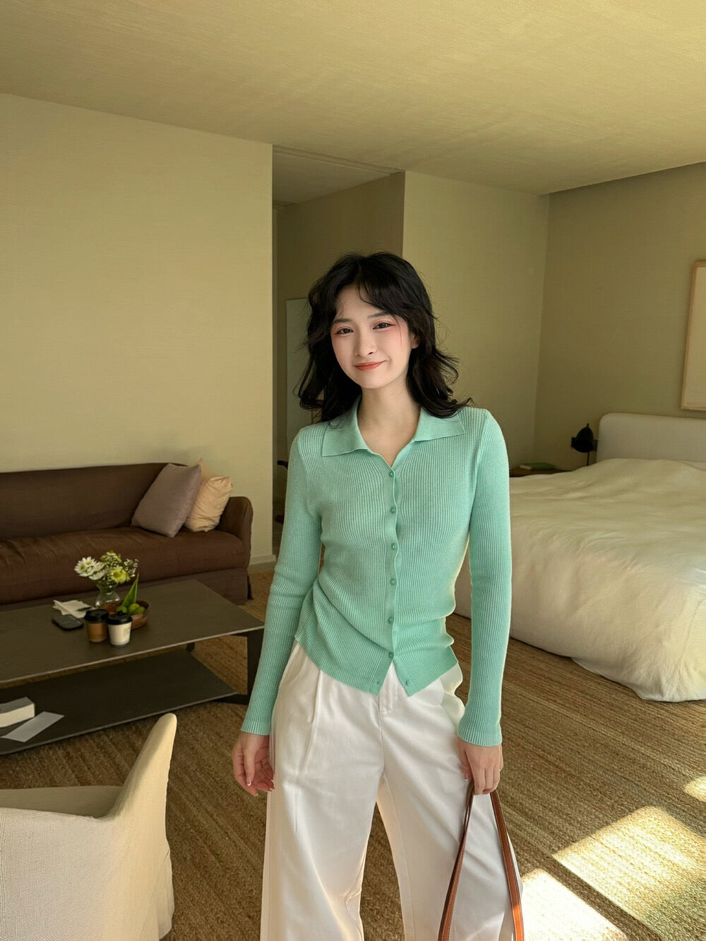 Macaron-colored small V-neck knitted top