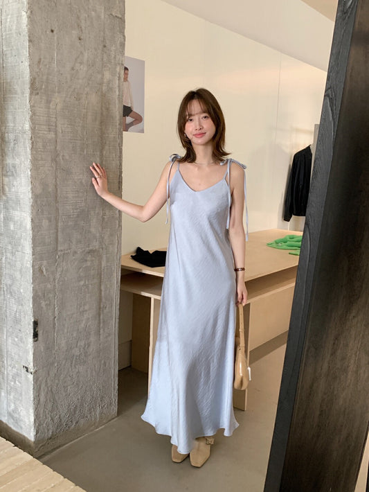 サテン素材のスリムフィットリボン付きワンピース