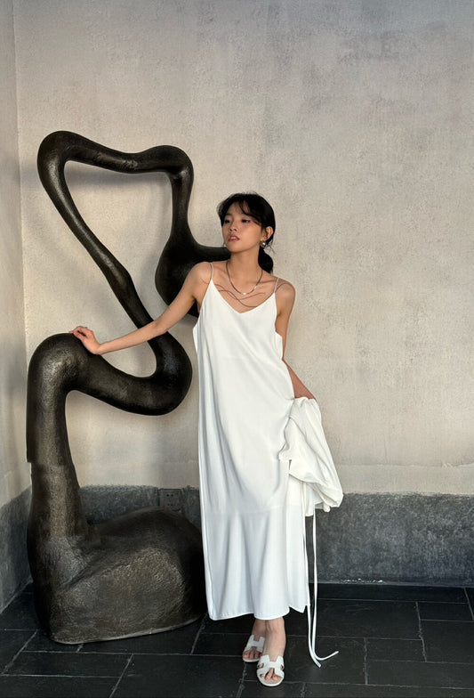 エレガントなミニマルワンピース