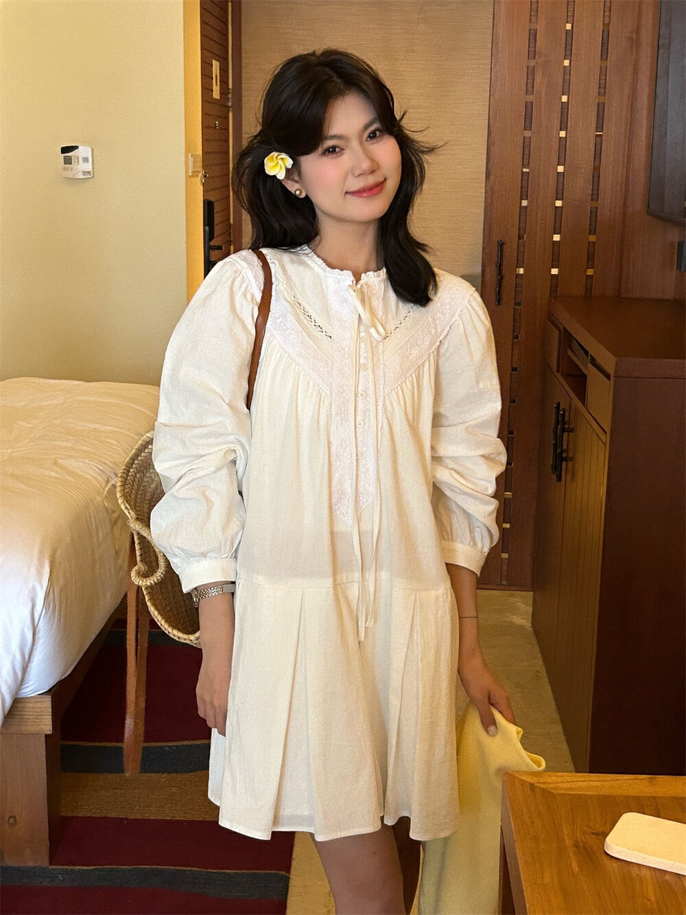 レーストリム付きリボンタイワンピース