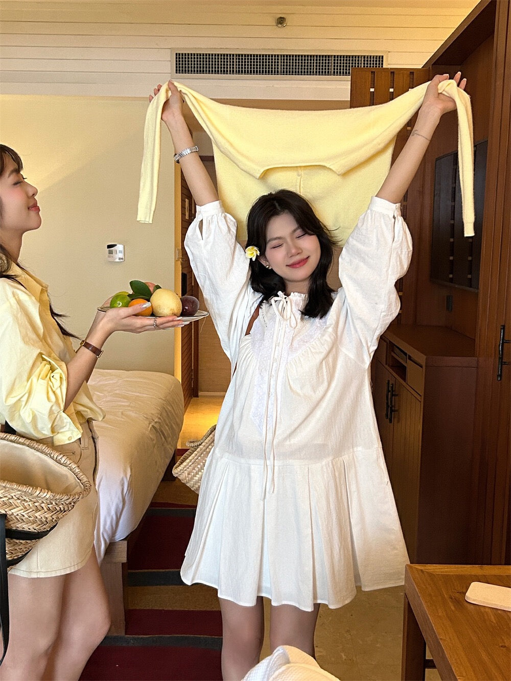 レーストリム付きリボンタイワンピース