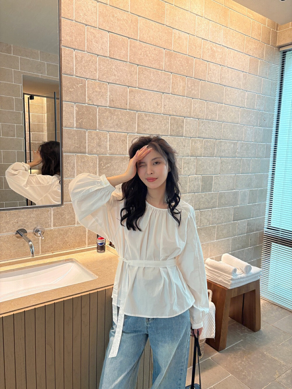 後背小さな透かし彫りのあるコットン感のシャツ