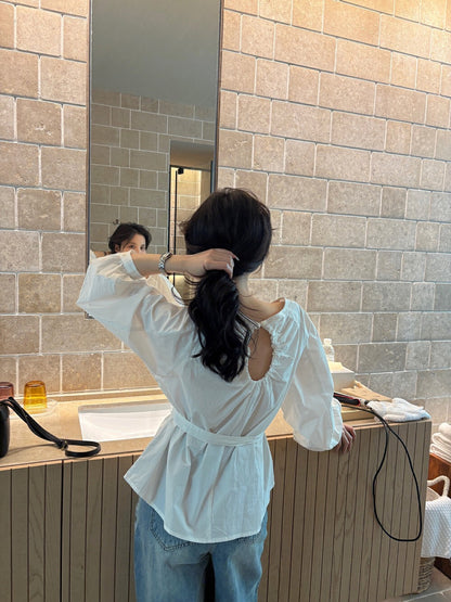 後背小さな透かし彫りのあるコットン感のシャツ