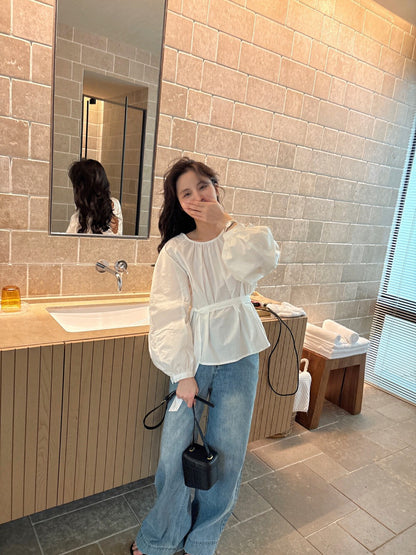 後背小さな透かし彫りのあるコットン感のシャツ