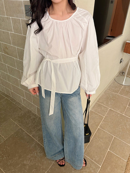 後背小さな透かし彫りのあるコットン感のシャツ