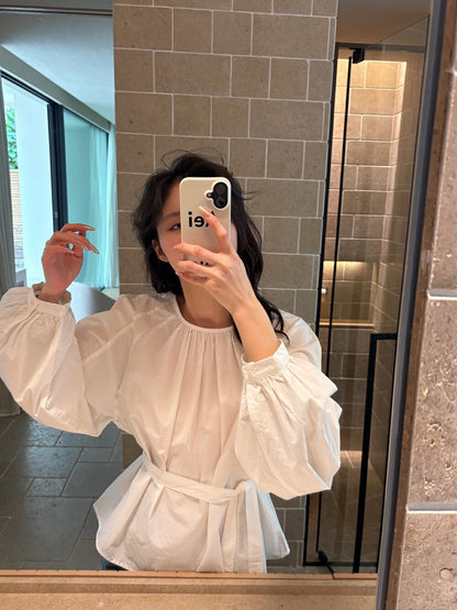 後背小さな透かし彫りのあるコットン感のシャツ