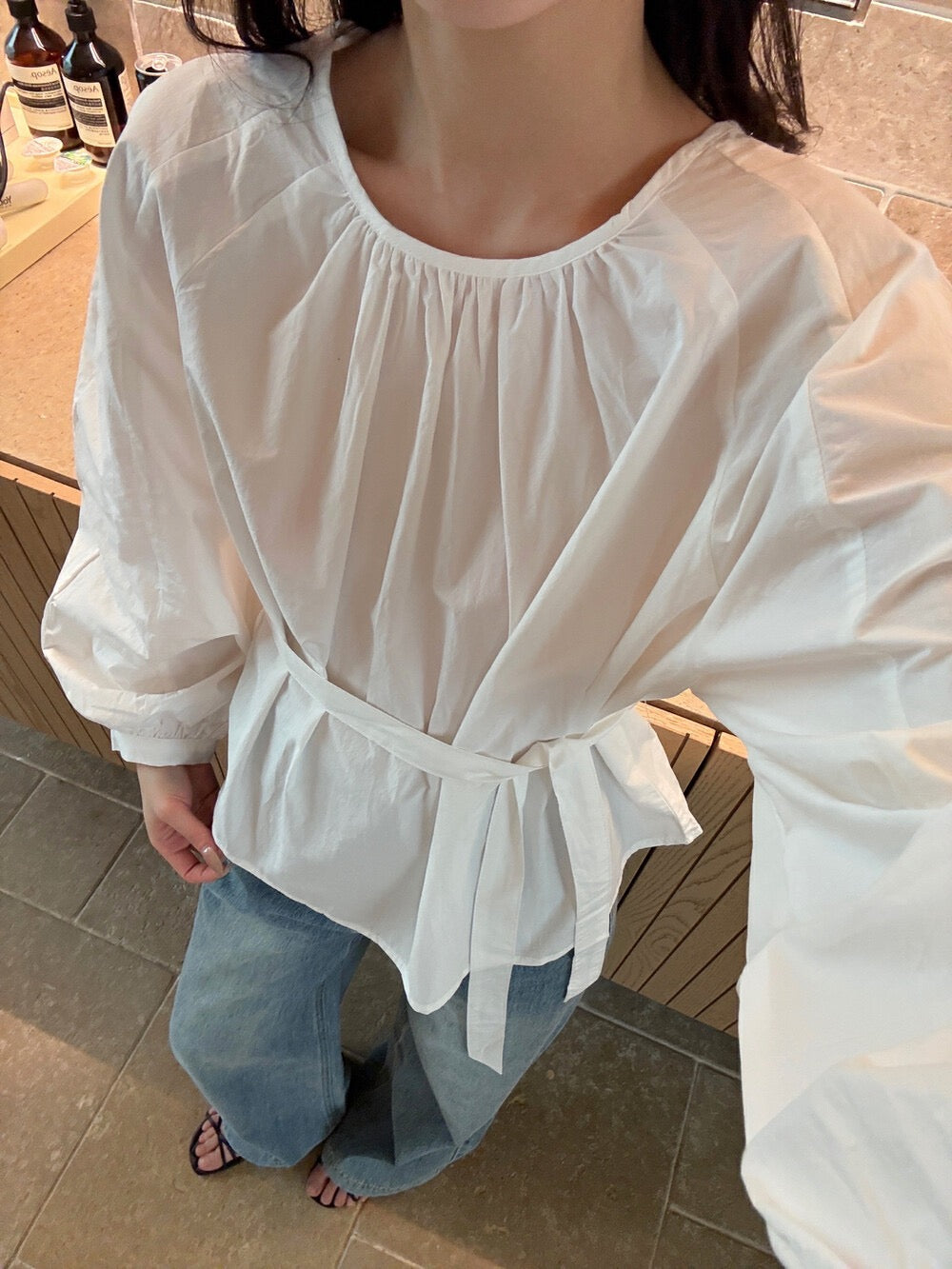 後背小さな透かし彫りのあるコットン感のシャツ