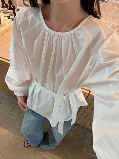 後背小さな透かし彫りのあるコットン感のシャツ