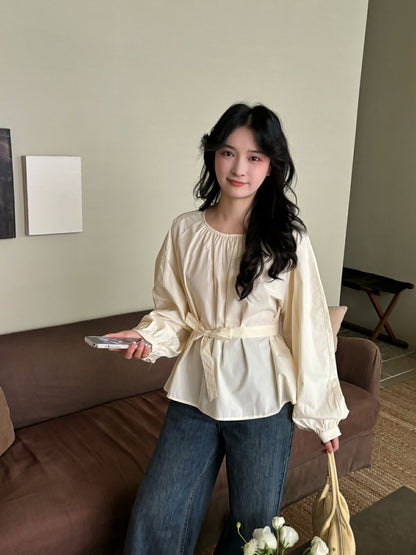 後背小さな透かし彫りのあるコットン感のシャツ