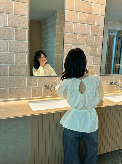 後背小さな透かし彫りのあるコットン感のシャツ