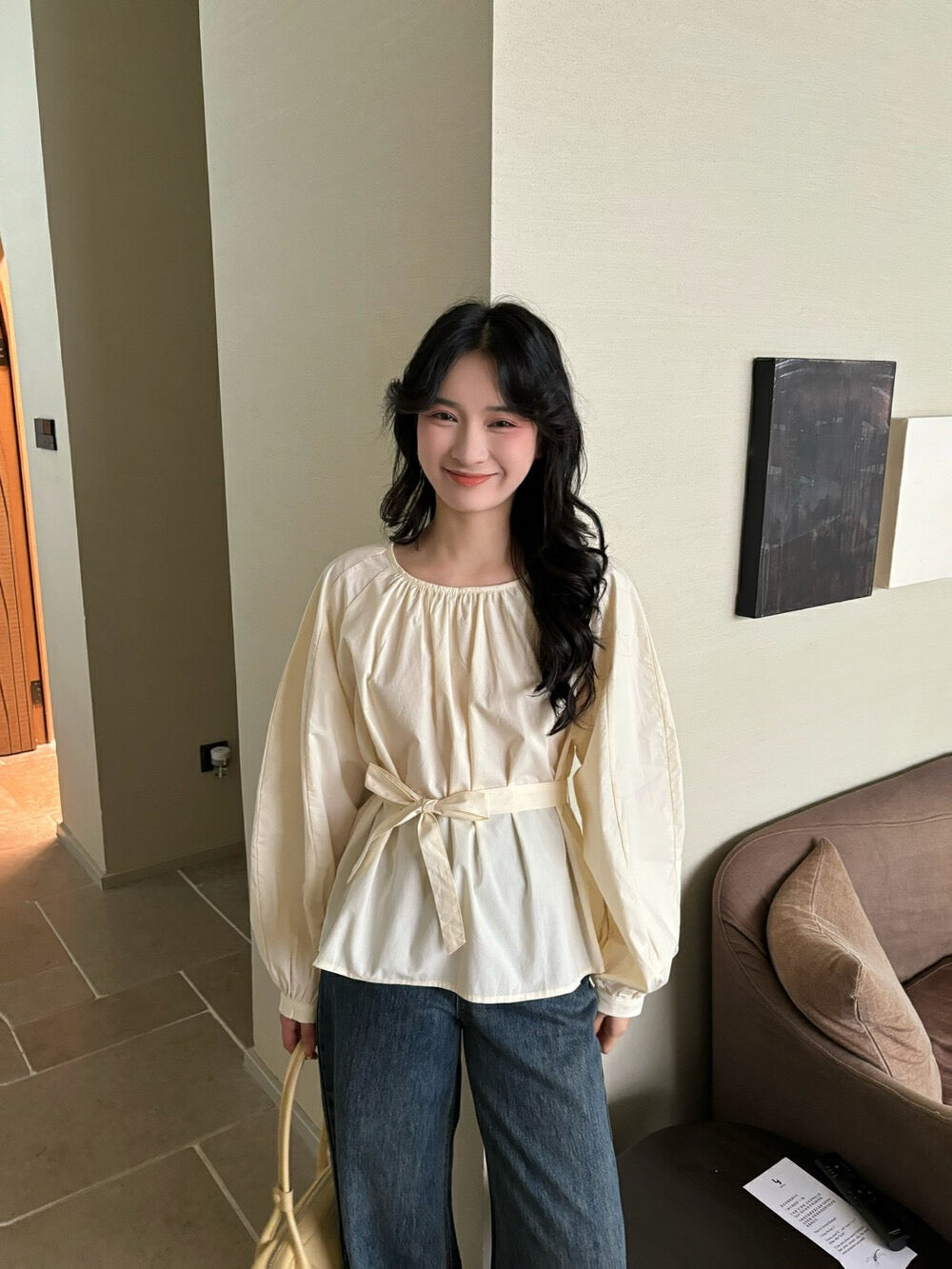 後背小さな透かし彫りのあるコットン感のシャツ